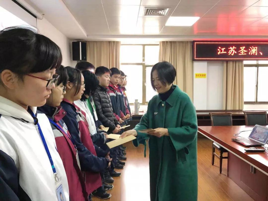 爱心助学,温暖“衣”冬 爱心助学,温暖“衣”冬