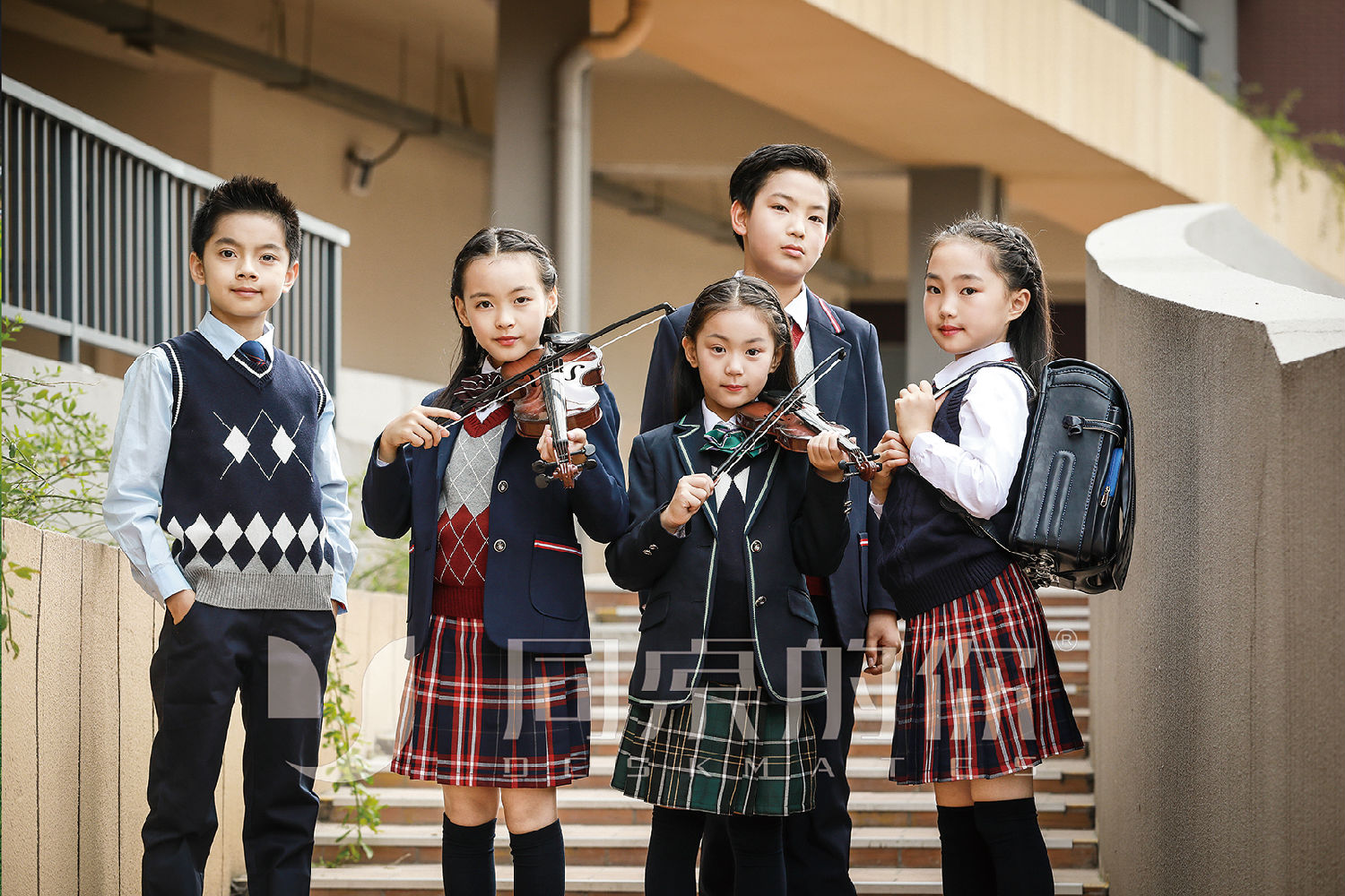 为什么普通学校女生校服是裤子，贵族学校校服却是裙子呢？