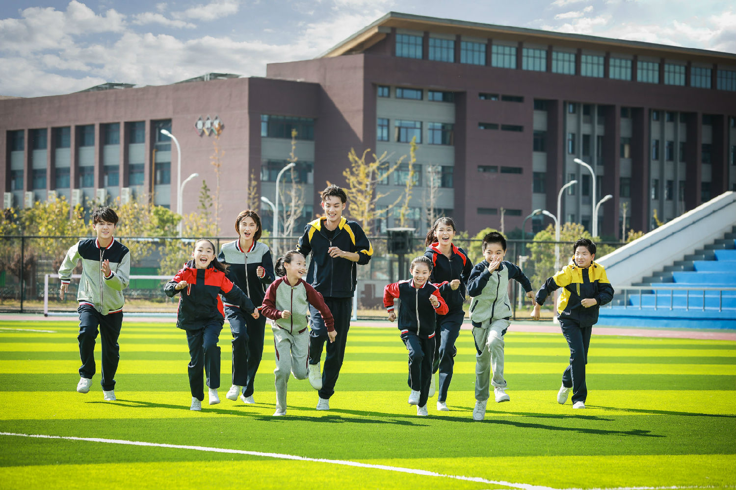 小学生校服定制，为什么选择同桌的你校服？