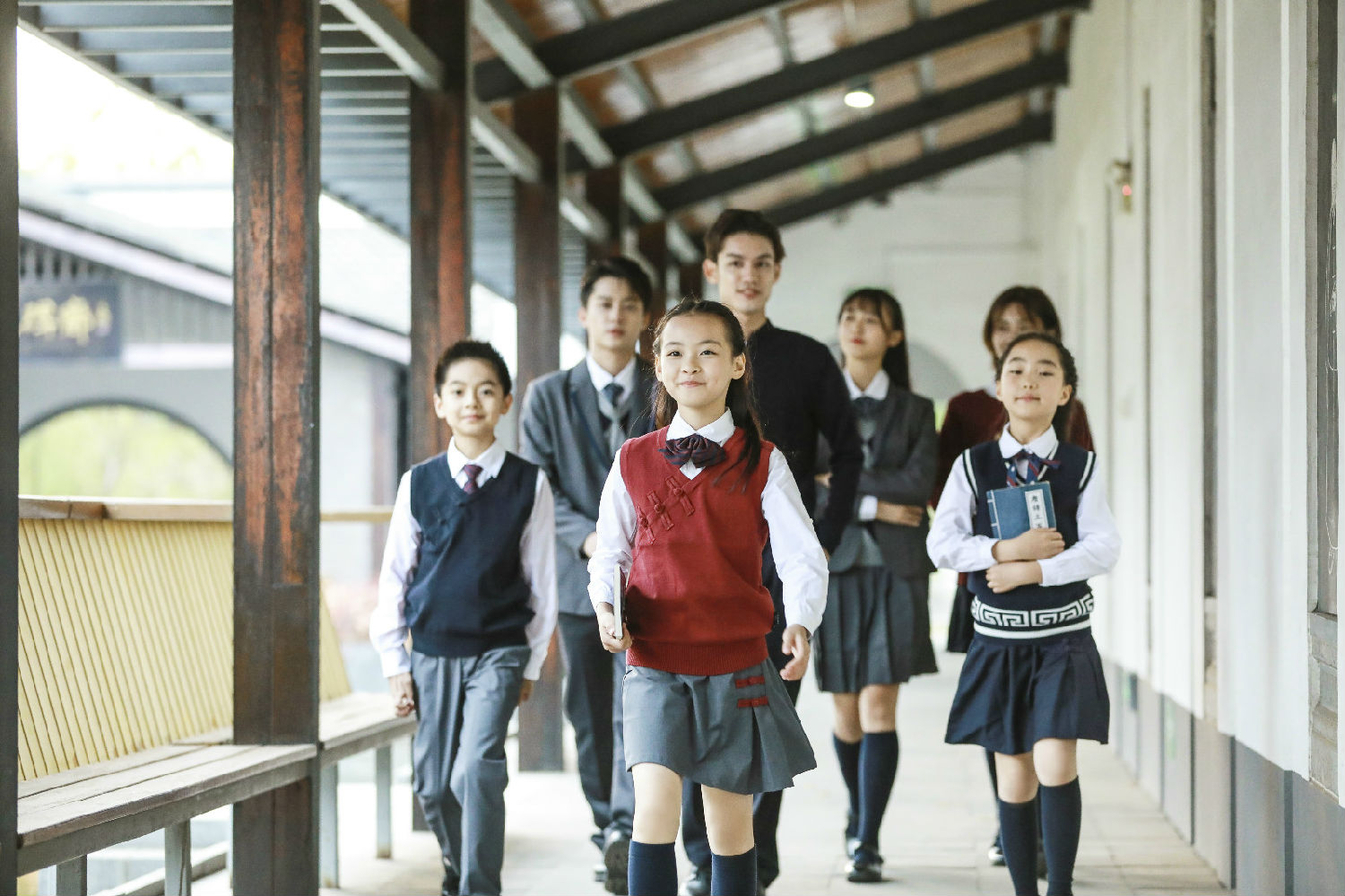 小学生校服定制，为什么选择同桌的你校服？