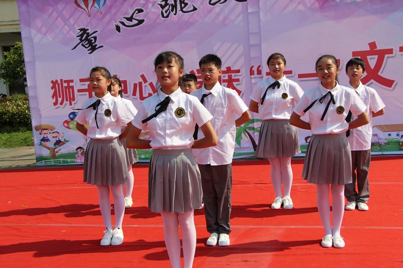 日本学生爱穿校服，而中国学生对于制作校服厂家定制的校服想法是什么呢？