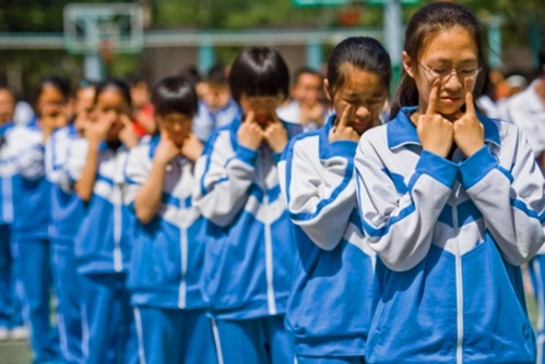 如何根据肤色来挑选定做中小学校服的颜色