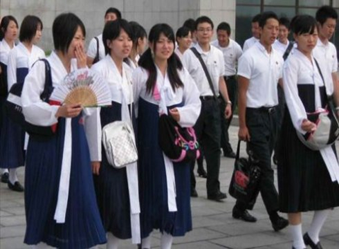 朝鲜新式校服“美如画”，中国校服看“同桌的你”！
