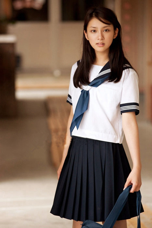 为什么日本女生很多都是水手服校服？