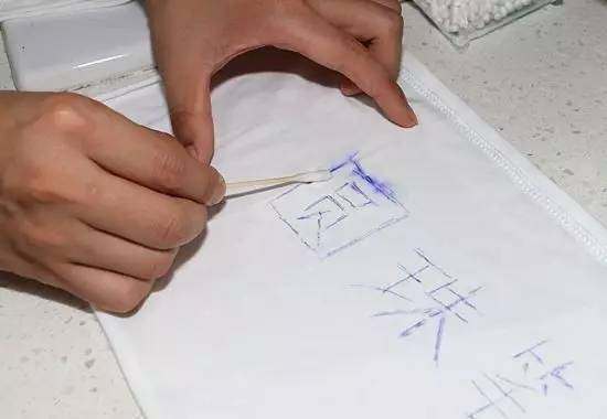 怎么样才能迅速把夏季学生校服上的笔痕清理干净