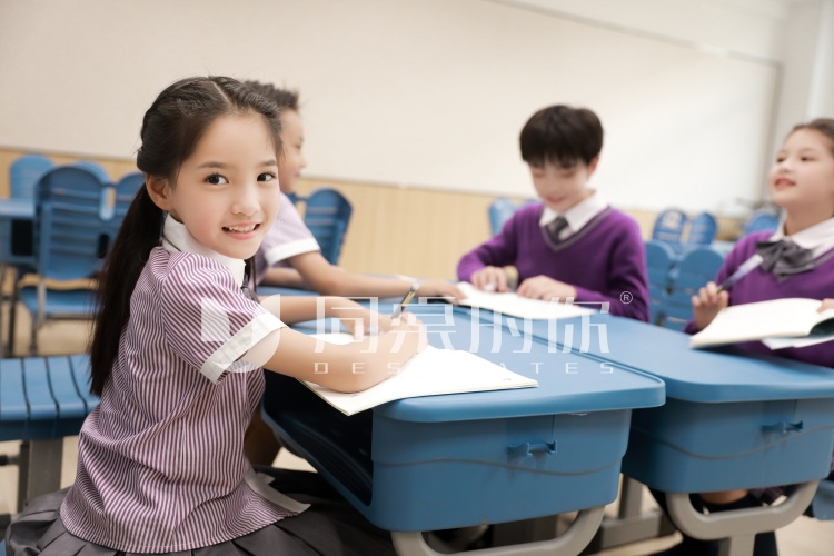 江苏小学校服定做多少钱，圣澜服饰为您解答